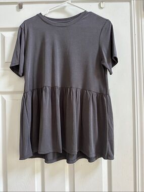 American Eagle Outfitters Short Sleeve Peplum Top in Charcoal Gray